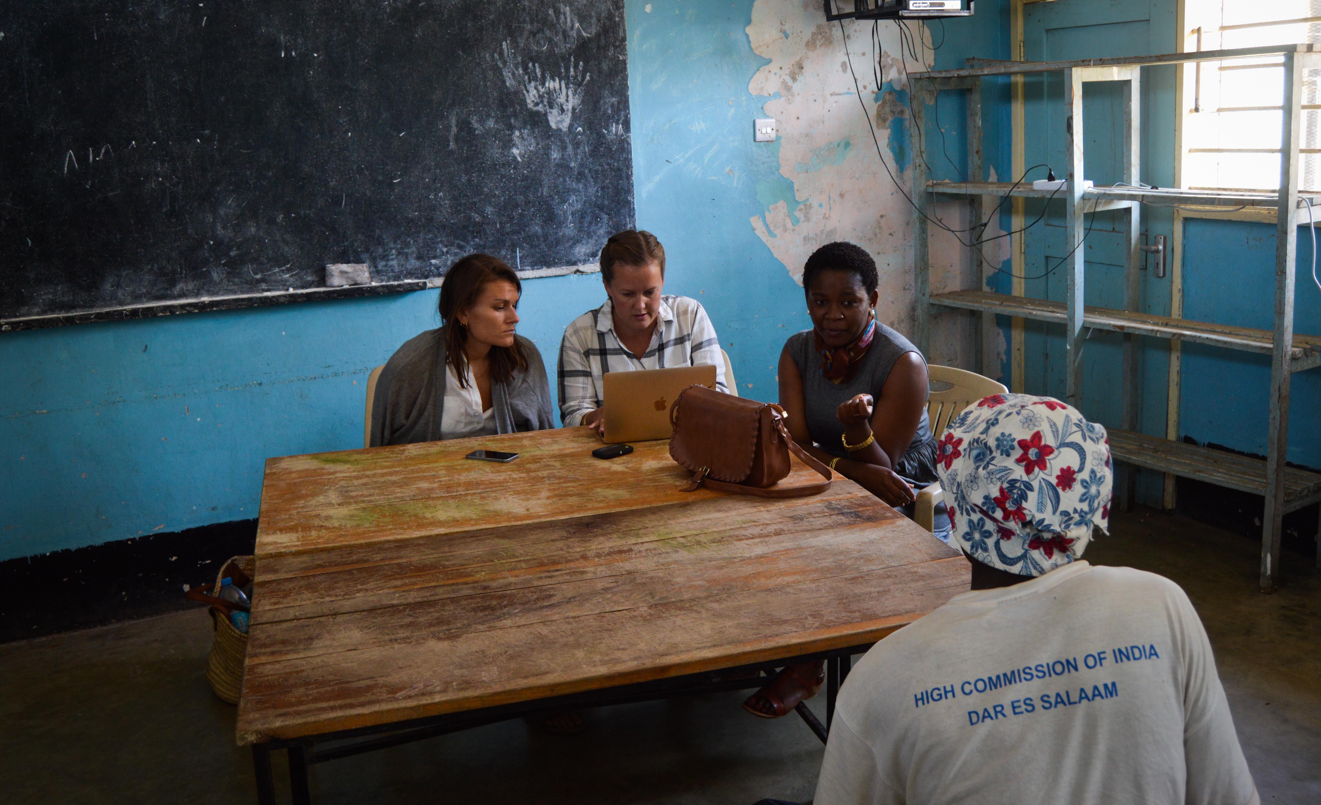 Durante prácticas de Derechos Humanos en Tanzania, dos internas asesoran a una mujer local. Estudiantes de derecho asesoran a una mujer local durante sus prácticas de Derechos Humanos en Tanzania.